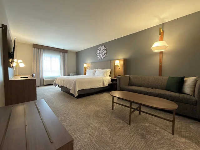 غرفة قياسية بسرير كينج مع أريكة، Holiday Inn Midland 5/8