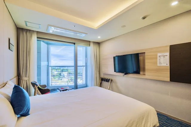 غرفة ديلوكس بسرير كوين بشرفة بإطلالة جزئية على البحر، Hotel Bridge Seogwipo 1/9