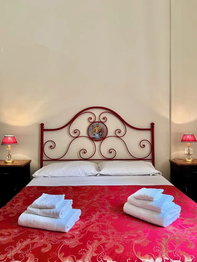 Room, Queen Bed, Lucca Charm 10/10