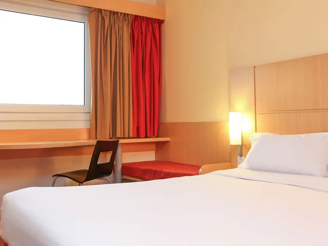 Room, 1 Double and 1 Single Bed, Ibis Buenos Aires Obelisco 2/3