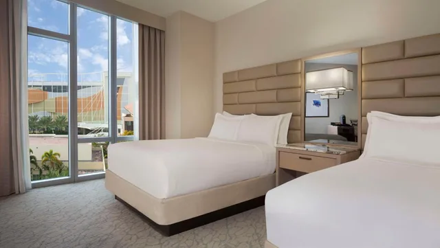 جناح جونيور بسريرين كوين مع أريكة بحوض استحمام لذوي الإعاقة، Hilton West Palm Beach 3/7