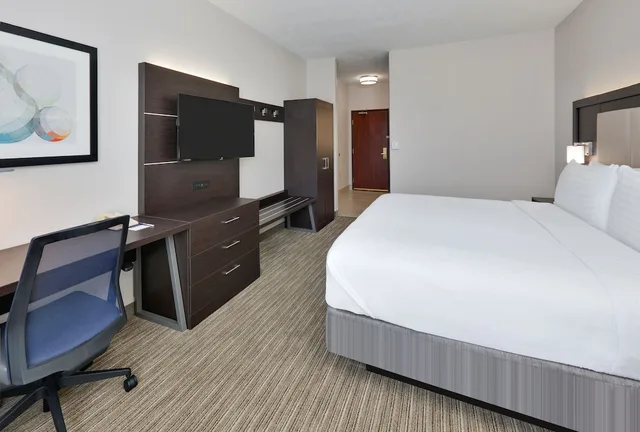 غرفة قياسية بسرير كينج، Holiday Inn Express Hotel Suites Duncanville 2/3