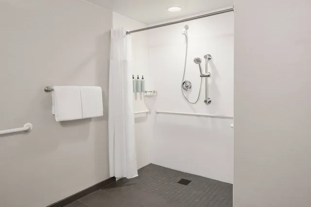غرفة بسرير كينج مع أريكة، Courtyard by Marriott Portland Airport 4/5