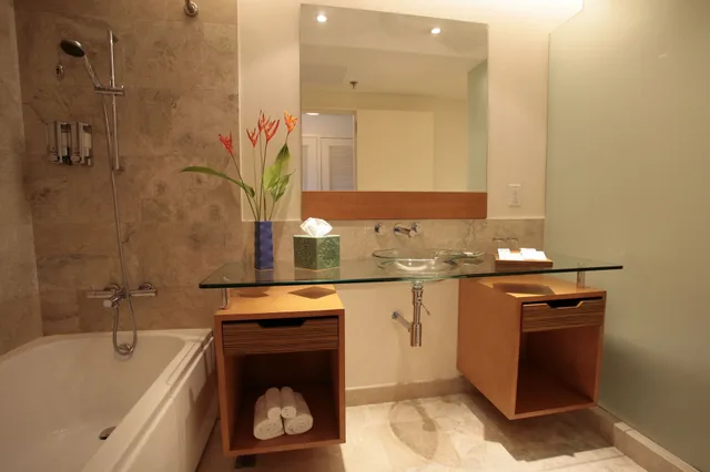 غرفة قياسية بسريرين مزدوجين بإطلالة على البحر، Crowne Plaza Resort Saipan an IHG Hotel 10/10