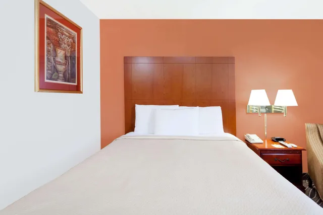 غرفة بسرير كوين، Days Inn By Wyndham Dyersburg 2/3