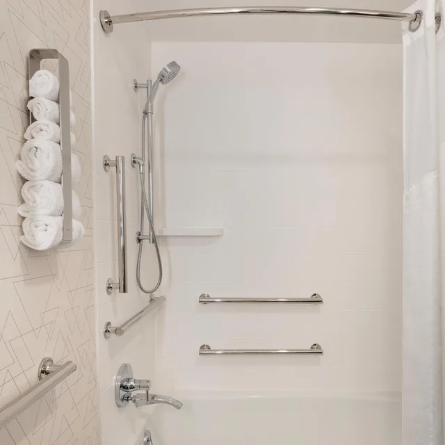 غرفة بسريرين مزدوجين بحوض استحمام لذوي الإعاقة، Holiday Inn Express - New York City Chelsea 8/9