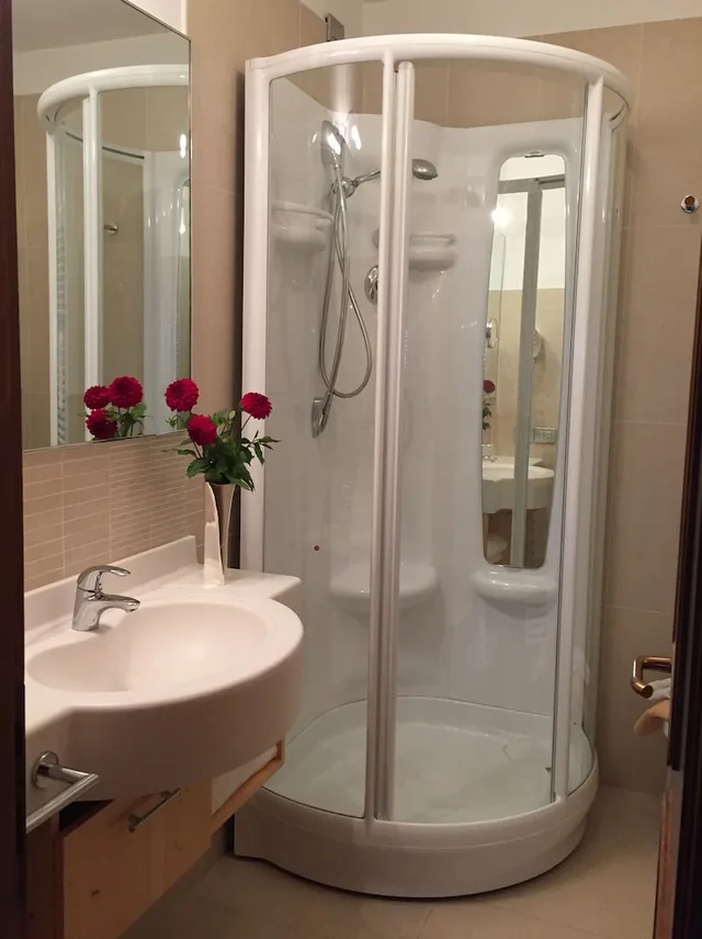 شقة كومفورت بسريرين مزدوجين بإطلالة على الجبل بغرفتي نوم مع أريكة، Parkhotel Ladinia 2/3