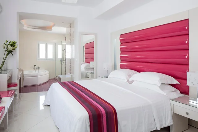 Honeymoon, Suite, Sea View, Outdoor Jetted Tub, Grand Beach 3/9