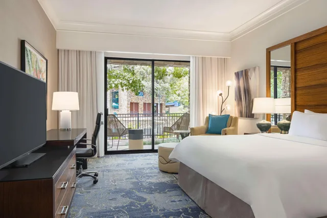 غرفة بسرير كينج بإطلالة على المسبح لذوي الإعاقة، The Woodlands Resort, Curio Collection by Hilton 2/6