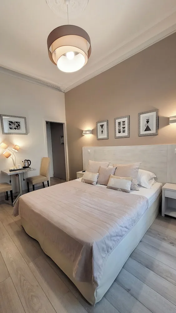 غرفة كلاسيكية بسرير كوين بإطلالة على المدينة، HOTEL D'ARGENSON 1/5