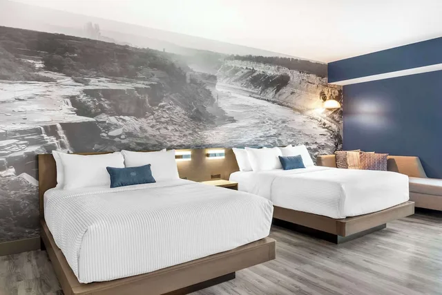 غرفة بسريرين كوين، Cambria Hotel Niagara Falls 1/3