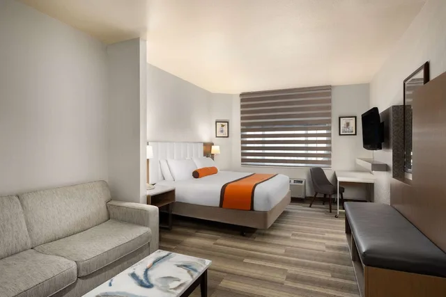 غرفة ديلوكس بسرير كينج لذوي الإعاقة، Hotel Marguerite Anaheim/Garden Grove, Trademark Collection 2/10