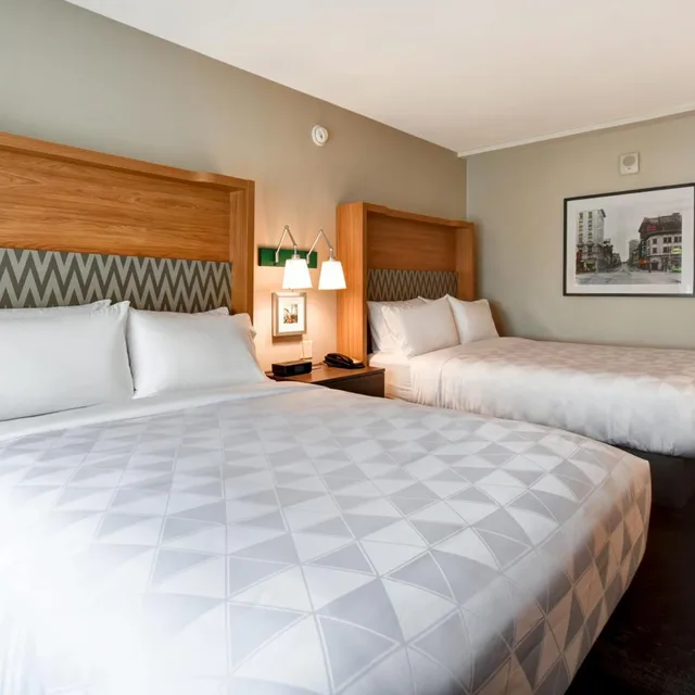 غرفة قياسية بسريرين كوين بحوض استحمام لذوي الإعاقة، Holiday Inn Lancaster 2/6