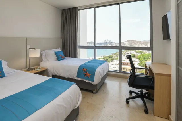 شقة ديلوكس بسريرين منفصلين وسرير كينج بإطلالة على البحر بغرفتي نوم مع أريكة، Grand Marina 1/10