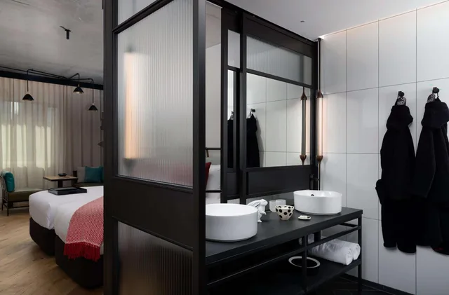 Qt, 2 Double Beds، QT Melbourne 2/2