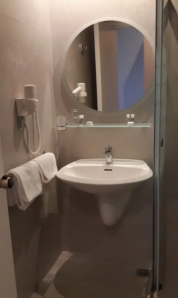 غرفة اقتصادية عائلية بسرير مزدوج وسرير بطابقين، Palladium Hotel 4/4