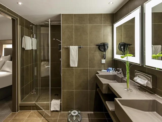 جناح بسرير مزدوج مع أريكة، Novotel Hannover 3/4