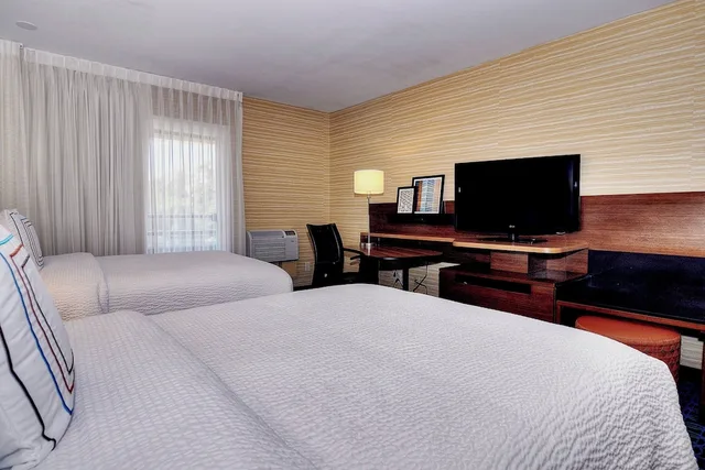 غرفة بسريرين مزدوجين بإطلالة على الفناء بشرفة لذوي الإعاقة، Fairfield Inn Suites Los Angeles Rosemead 3/3