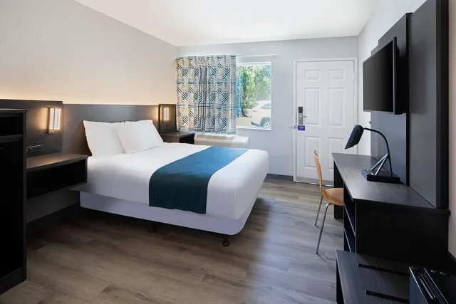 Standard, Queen Bed, Motel6 Woodland, CA - Sacramento Airport 1/8
