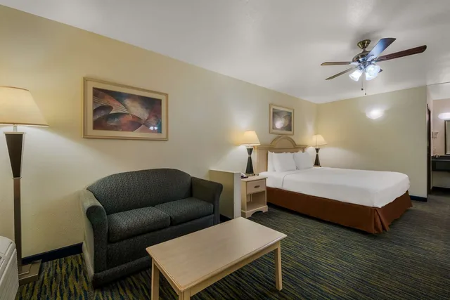 غرفة بسرير كينج للمدخنين، SureStay Hotel by Best Western Falfurrias 2/3