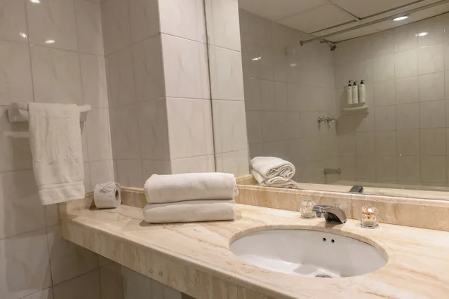 Room, Queen Bed, Hotel Faranda Express Puerta Del Sol Barranquilla, A Member of Radisson Individuals 7/10