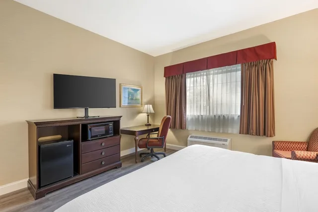 Standard, King Bed, Sofa, Accessible, Best Western Plus Vineyard Inn & Suites 2/4