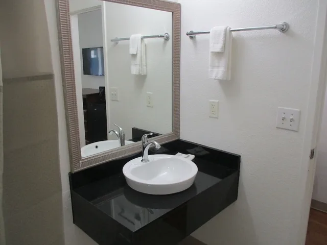 Room, King Bed, Motel6 Meridian, MS 5/6