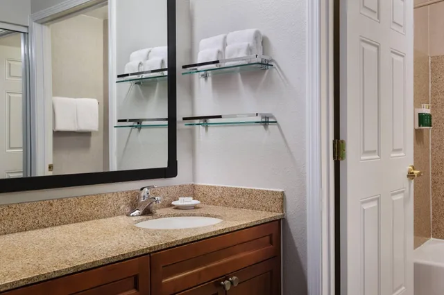 جناح بغرفتي نوم لذوي الإعاقة، Residence Inn Poughkeepsie 1/2
