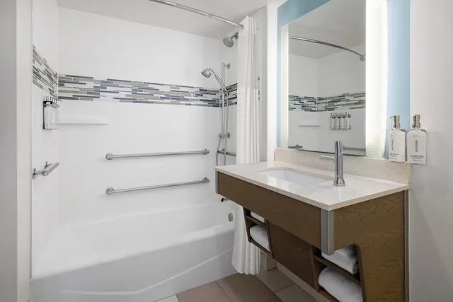 غرفة قياسية بسريرين مزدوجين لذوي الإعاقة، EVEN Hotel Rockville Washington DC Area 6/8