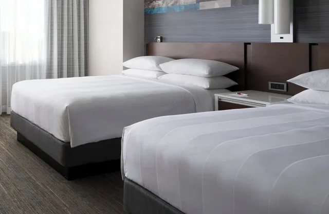 غرفة تنفيذية ركنية بسريرين كوين، Kansas City Marriott Country Club Plaza 5/8