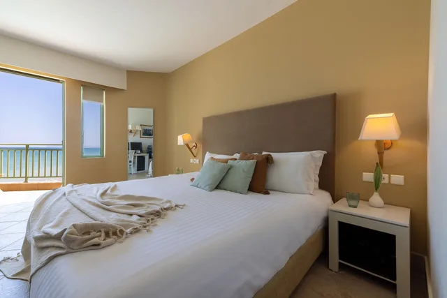 غرفة قياسية بسرير مزدوج وسريرين منفصلين بإطلالة على البحر، GRAND BAY BEACH RESORT KOLYMBARI 1/2