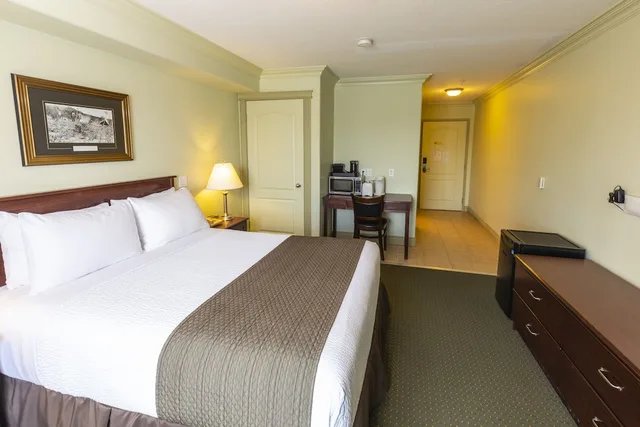 Room, Queen Bed, Accessible, Quality Inn & Suites Whitecourt 1/8