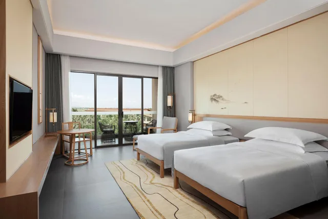 غرفة سوبيريور بسريرين مزدوجين بإطلالة على الحديقة بشرفة، Sheraton Maoming Romantic Beach Resort 1/2