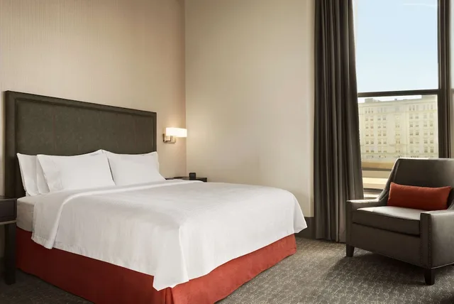 غرفة بريميوم بسرير كينج بحوض استحمام، Homewood Suites By Hilton Milwaukee-Downtown 1/10
