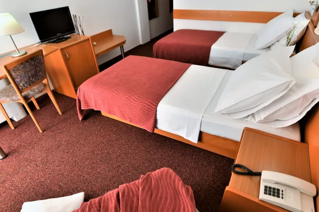 غرفة كومفورت بسرير كوين بإطلالة على المتنزه بشرفة، Hotel Alkar 9/10