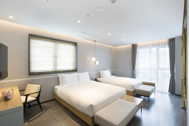 Family, 1 Queen and 1 Single Bed, City View, Hound Premier Nampo 1/4