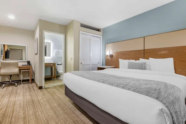 غرفة بسرير كينج يُسمح فيها بالحيوانات الأليفة، Best Western Carlsbad by the Sea 1/4