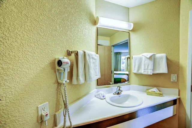 غرفة قياسية بسرير كوين، Motel6 Huntsville, ON 7/8