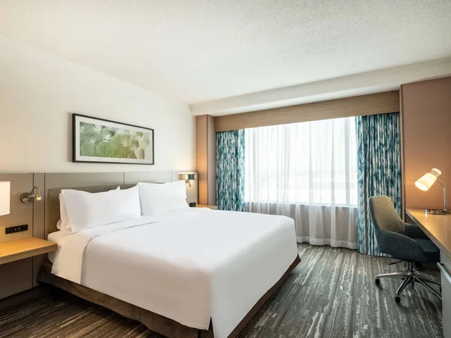 غرفة بسرير كينج بإطلالة على النهر، Hilton Garden Inn Toledo Downtown OH 3/4
