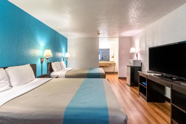 2 Full Beds - Non-Smoking، Motel6 Grande Prairie, AB 2/4
