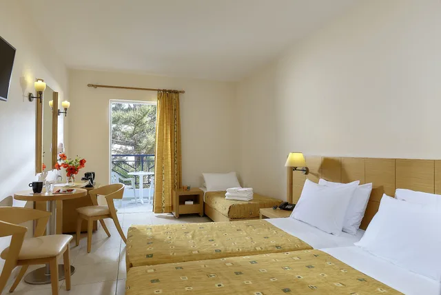 غرفة قياسية بسرير مزدوج وسرير فردي بإطلالة على الحديقة، Astir Beach 1/5