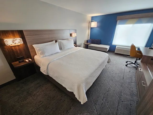 غرفة بسرير كينج، Holiday Inn Express Hotel & Suites Cincinnati-Blue Ash 3/9