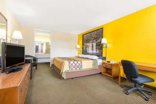 غرفة بسرير كينج، Super 8 by Wyndham Williamsburg 2/3