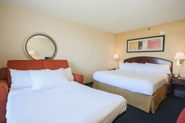 غرفة بسرير كينج مع أريكة بحوض استحمام لذوي الإعاقة، Courtyard by Marriott Flint Grand Blanc 2/10