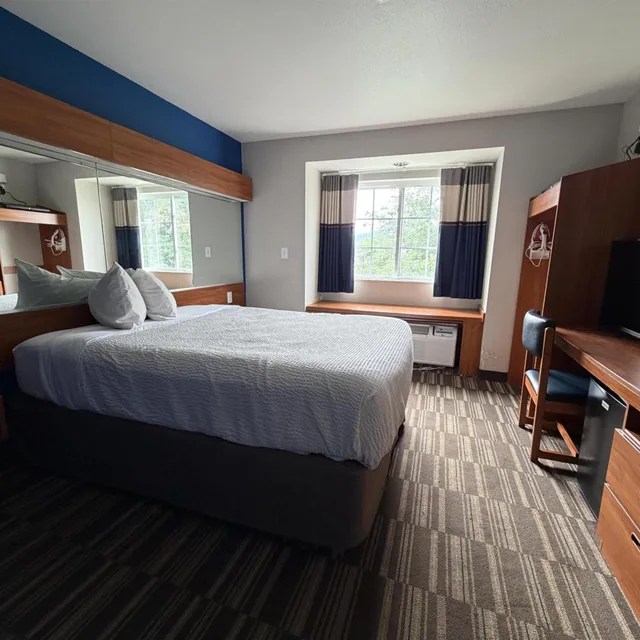 غرفة بسرير كوين يُسمح فيها بالحيوانات الأليفة، Microtel Inn & Suites Huntsville 1/4
