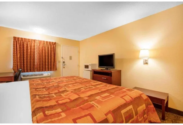 غرفة بسرير كينج لغير المدخنين بمطبخ، Motel6 Little Rock, AR - Airport 7/10