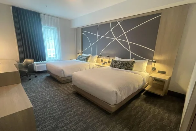 غرفة بسريرين كوين، La Quinta Inn & Suites by Wyndham Kelowna BC 3/8