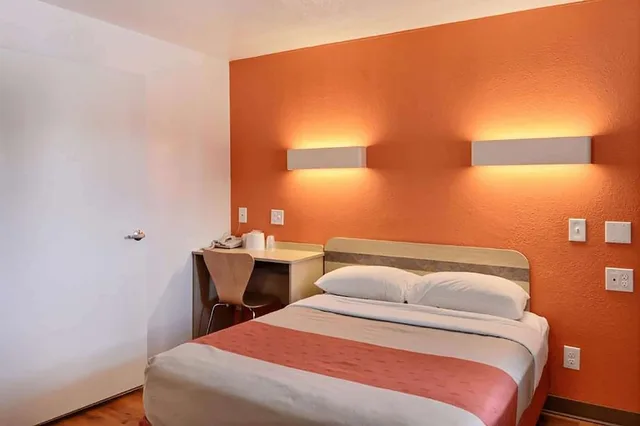 Room, Double Bed, Travelodge by Wyndham Brattleboro VT 4/6
