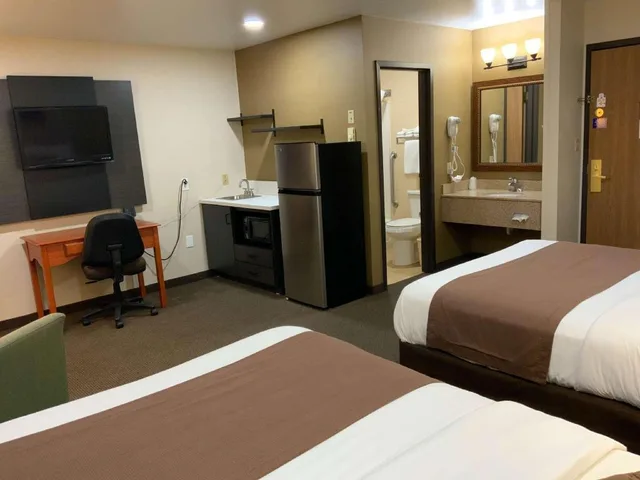 2 Queen Beds - Mobil Access RI Shr Nsmk Ktchn، Studio6 Minot, ND 4/5