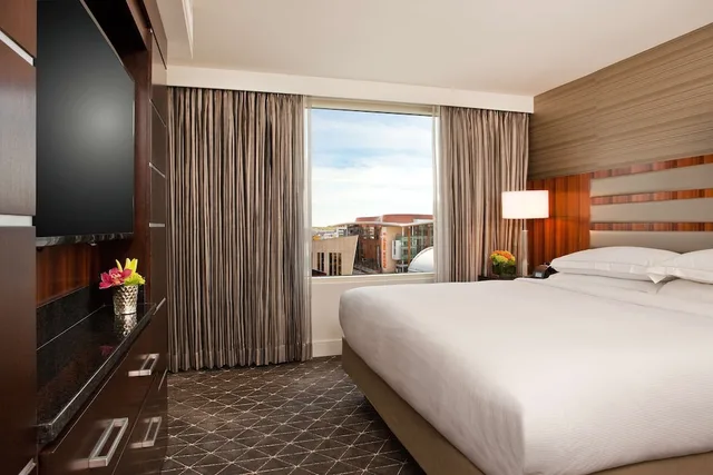 Executive, Suite, King Bed, Accessible, HILTON NASHVILLE-DOWNTOWN 1/4
